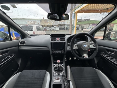 WRX STI(スバル)中古車 後席から見た前席