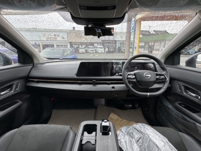 アリア(ニッサン)中古車 後席から見た前席