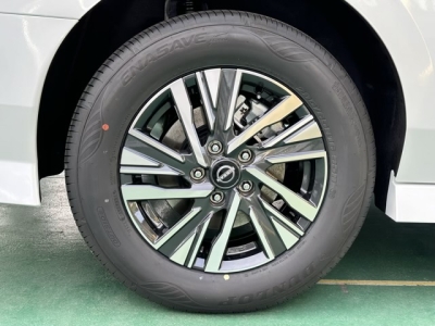 セレナ(ニッサン)登録済未使用車 後席内装