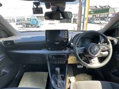 GRヤリス(トヨタ)中古車 後席から見た前席