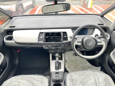 フィット(ホンダ)登録済未使用車 後席から見た前席