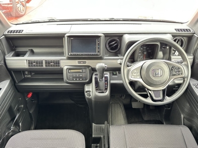 N-VAN(ホンダ)中古車 後席から見た前席