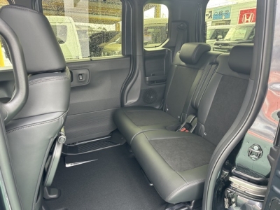 新型N-BOX(ホンダ)届出済未使用車 後席内装