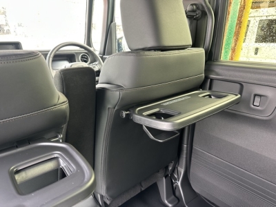新型N-BOX(ホンダ)届出済未使用車 後席から見た前席