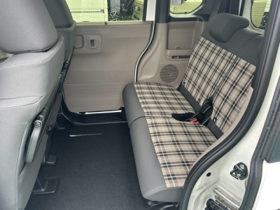 N-BOX(ホンダ)届出済未使用車 後席内装