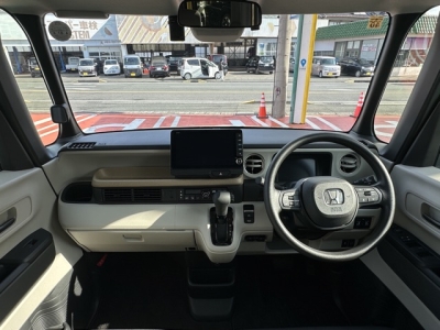 新型N-BOX(ホンダ)中古車 後席から見た前席