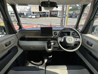 新型N-BOX(ホンダ)ディーラ-試乗車 後席から見た前席