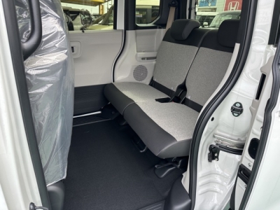 新型N-BOX(ホンダ)届出済未使用車 後席内装