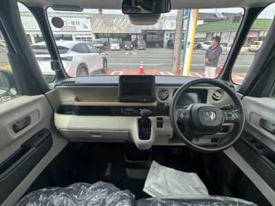 新型N-BOX(ホンダ)届出済未使用車 後席から見た前席