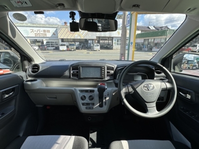 ミライースのOEM(ダイハツ)中古車 後席から見た前席