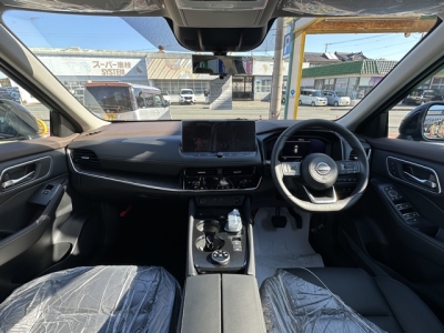 エクストレイル(ニッサン)登録済未使用車 後席から見た前席