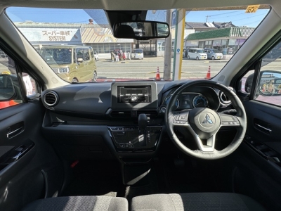 eKクロス(三菱)中古車 後席から見た前席