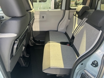 新型N-BOX(ホンダ)中古車 後席内装