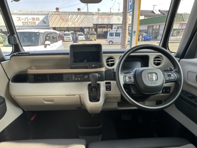 新型N-BOX(ホンダ)中古車 後席から見た前席