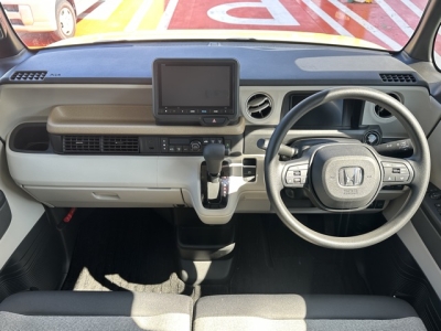 新型N-BOX(ホンダ)中古車 後席から見た前席