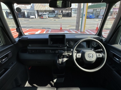 新型N-BOX(ホンダ)中古車 後席から見た前席