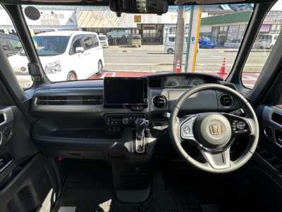 N-BOXカスタム(ホンダ)中古車 後席から見た前席