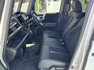 N-BOXカスタム(ホンダ)中古車 前席内装