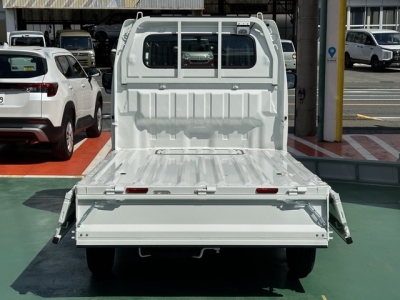 キャリイトラックのOEM(スズキ)届出済未使用車 後席から見た前席