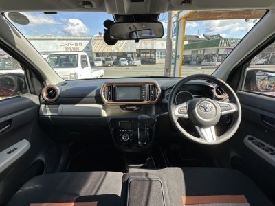 パッソ(トヨタ)中古車 後席から見た前席