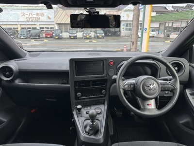 GRヤリス(トヨタ)中古車 後席から見た前席
