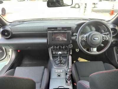 BRZ(スバル)中古車 後席内装
