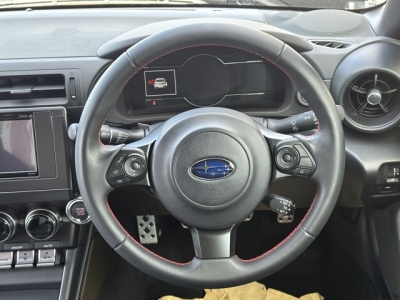 BRZ(スバル)中古車 後席から見た前席