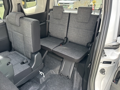シエンタ(トヨタ)登録済未使用車 後席から見た前席