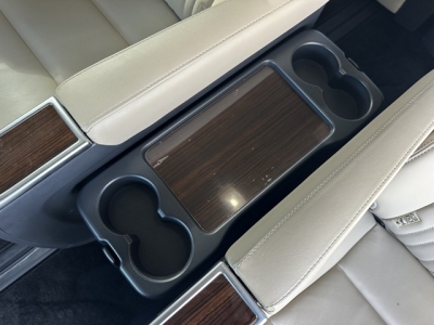 グランエース(トヨタ)中古車 後席から見た前席
