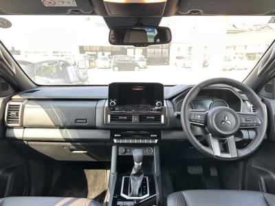 トライトン(三菱)中古車 後席から見た前席