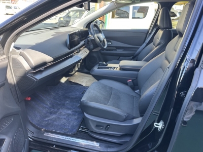 アリア(ニッサン)中古車 前席内装