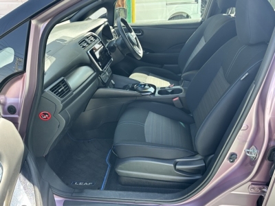 リーフ(ニッサン)中古車 前席内装