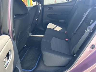 リーフ(ニッサン)中古車 後席内装