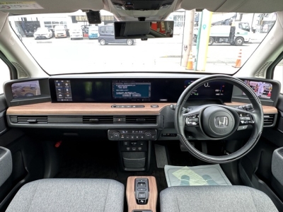 HONDA e(ホンダ)中古車 後席から見た前席