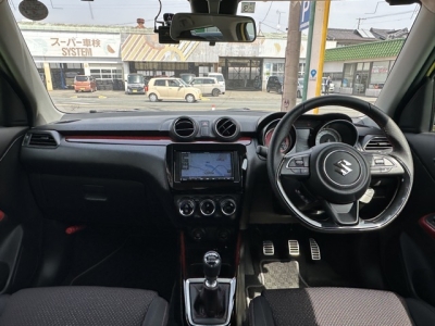 スイフトスポーツ(スズキ)中古車 後席から見た前席