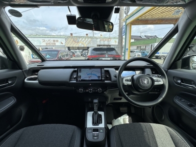 フィット(ホンダ)中古車 後席から見た前席