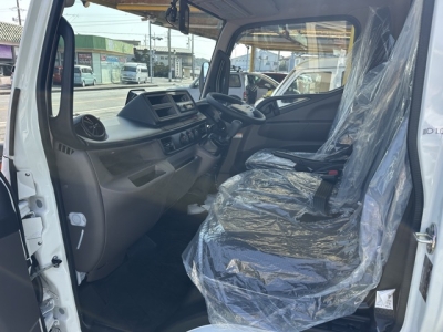 キャンター(三菱)レンタ登録済未使用車 前席内装