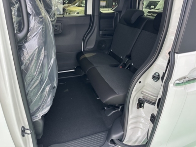 新型N-BOX(ホンダ)届出済未使用車 後席内装