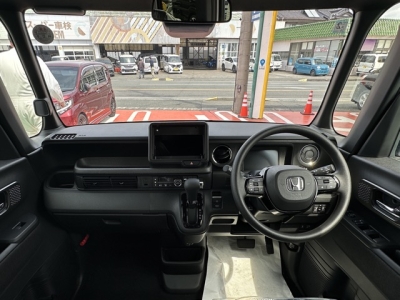 新型N-BOX(ホンダ)届出済未使用車 後席から見た前席