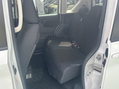 eKクロススペース(三菱)中古車 後席内装