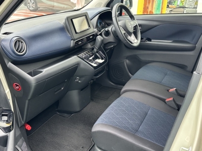 eKクロス(三菱)中古車 前席内装