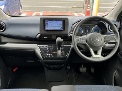 eKクロス(三菱)中古車 後席から見た前席