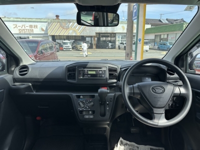 ミライース(ダイハツ)中古車 後席から見た前席
