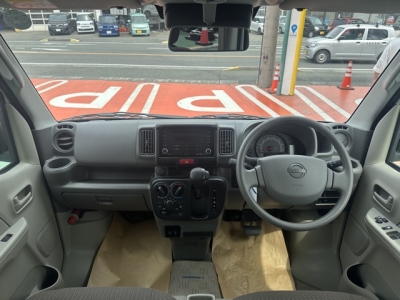 エブリイバンのOEM(スズキ)中古車 後席から見た前席