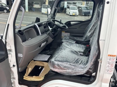 キャンター(三菱)登録済未使用車 前席内装