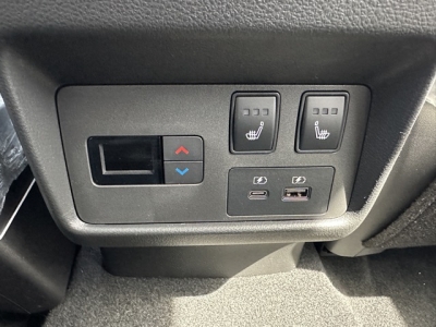 エクストレイル(ニッサン)登録済未使用車 後席から見た前席
