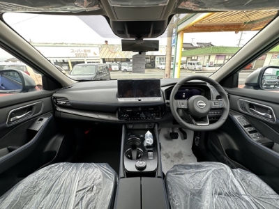 エクストレイル(ニッサン)登録済未使用車 後席から見た前席