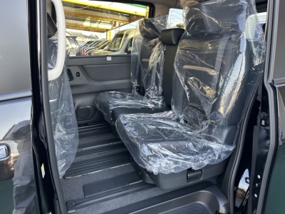 セレナ(ニッサン)登録済未使用車 後席内装