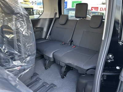 セレナ(ニッサン)登録済未使用車 後席から見た前席
