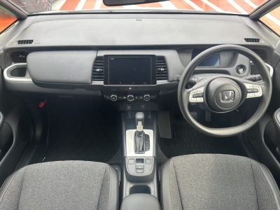 フィット(ホンダ)中古車 後席から見た前席